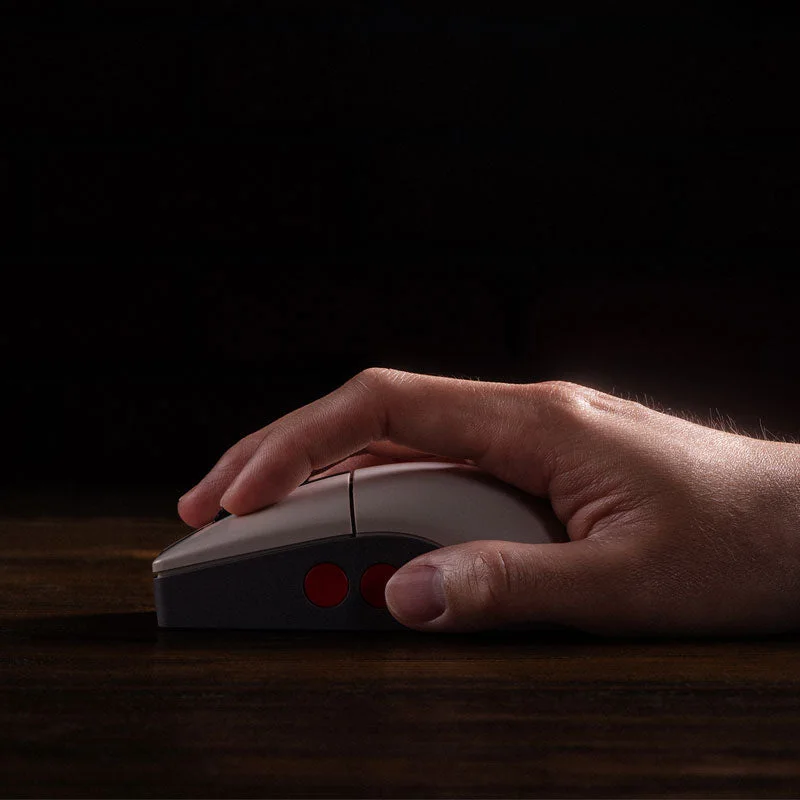 Maker scene illustrates the mouse in use from the side.