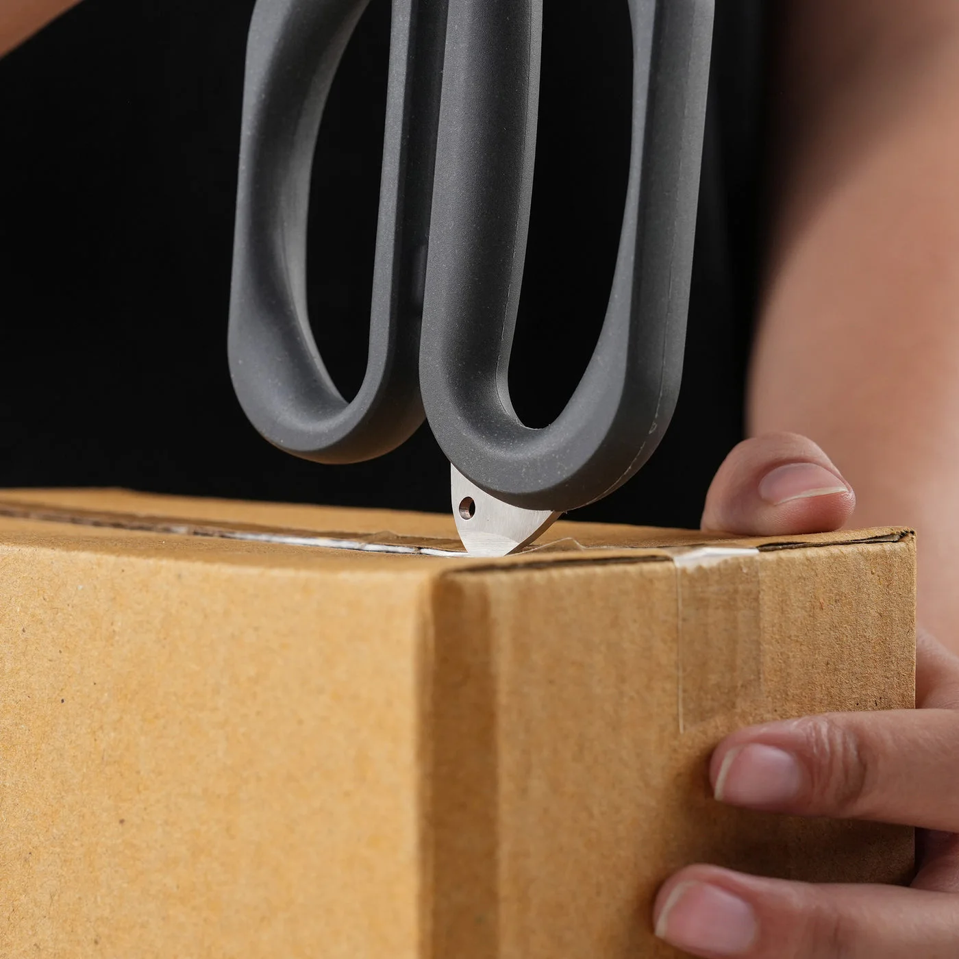 Built-in cutting feature opening the taped edge of a carton.