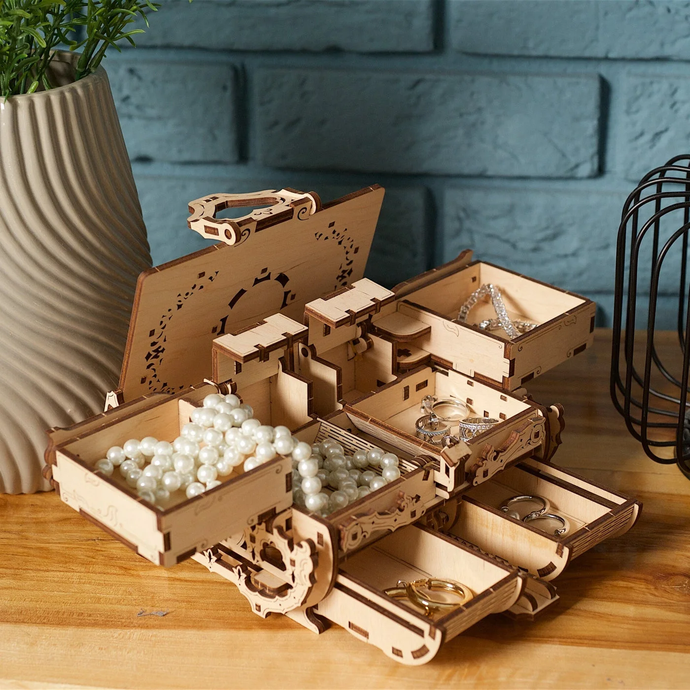 UGEARS — manufacturer staged jewellery display