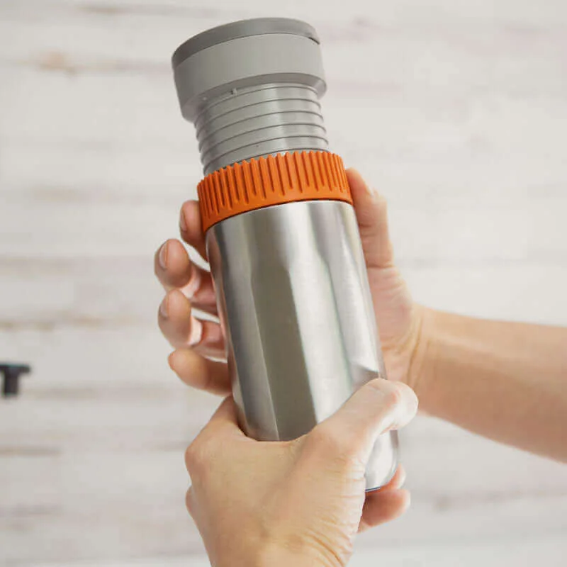 Manufacturer two-handed twisting demonstration