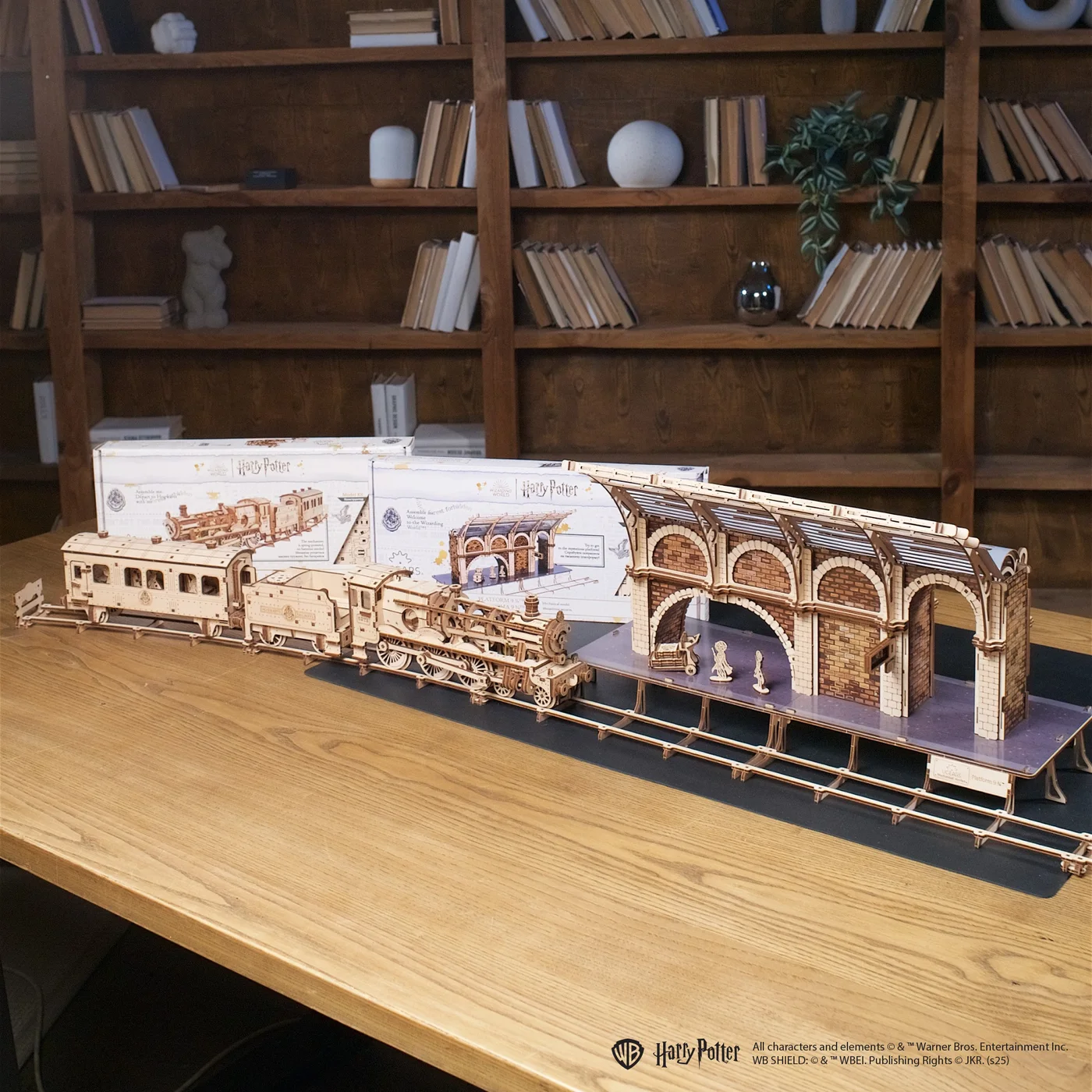 UGEARS — manufacturer display with separately sold platform