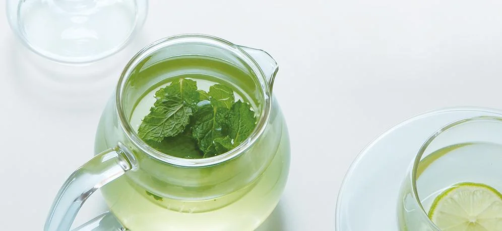 transparent glass infusion scene; cups and tea not included — manufacturer reference