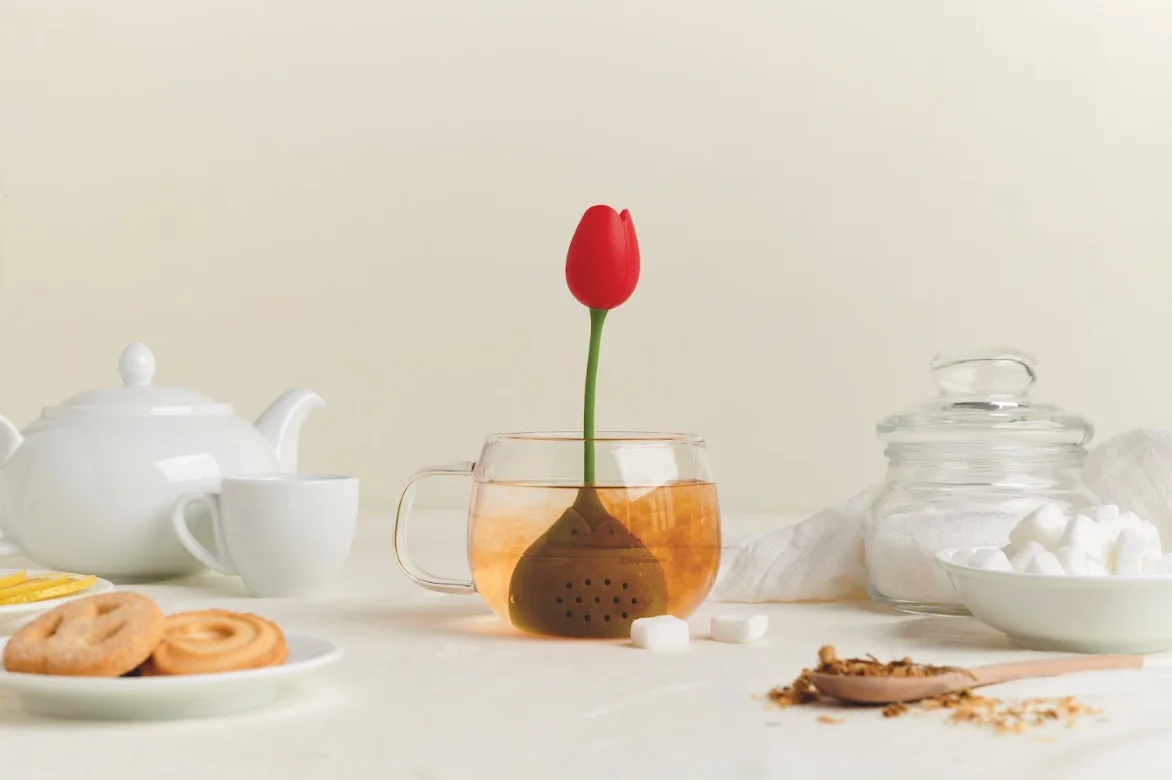 red Tulip serving scene