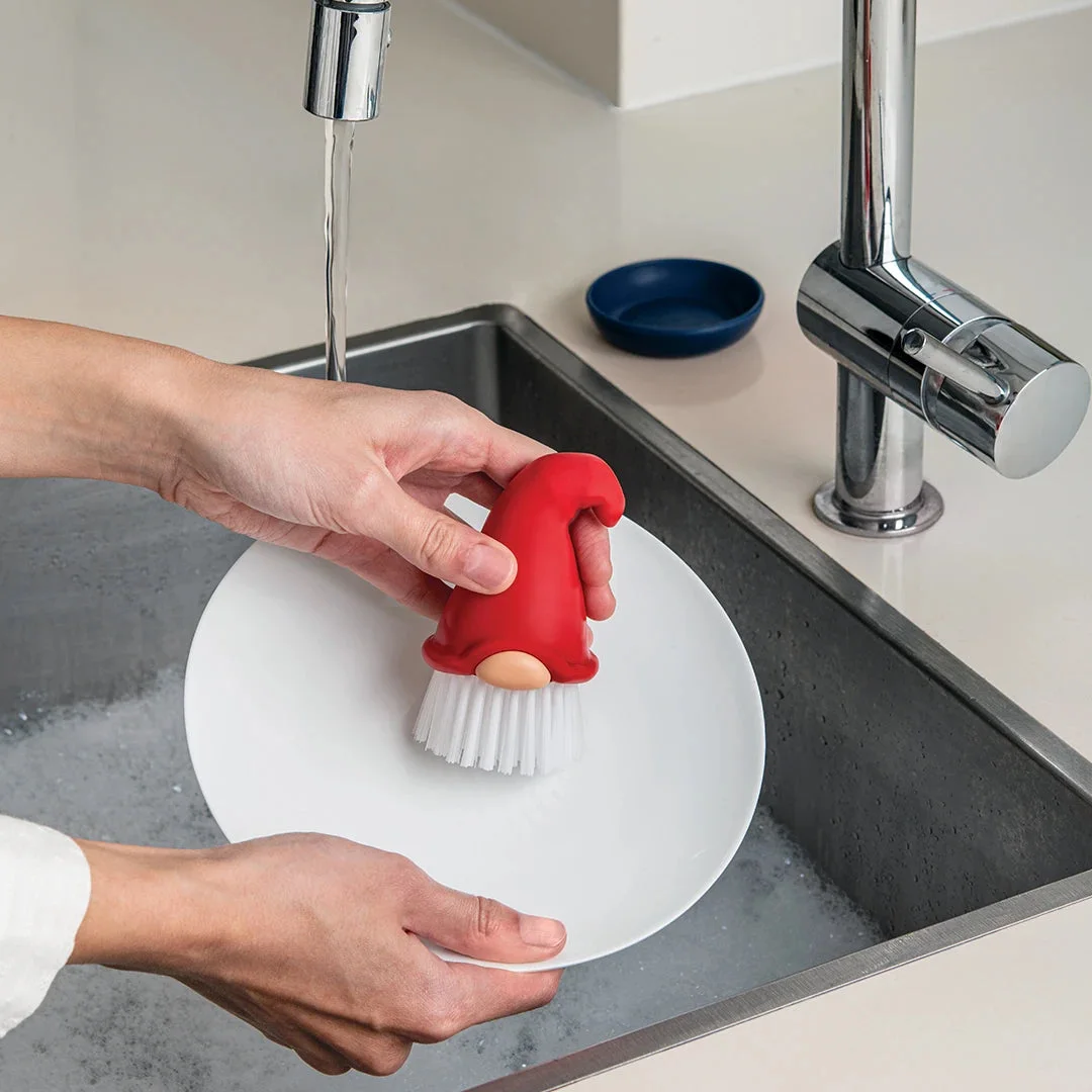 maker red-brush washing demonstration